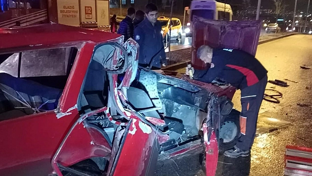 Elazığ'da Otomobil Park Halindeki Tırın Altına Girdi!