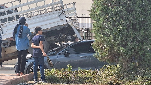 Elazığ'da otomobil pikabın altına girdi: 1 yaralı