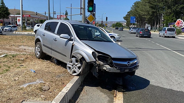 Elazığ'da otomobil refüje çıktı!