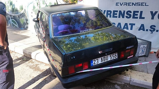 Elazığ'da otomobil yayaların arasına daldı: 3 yaralı