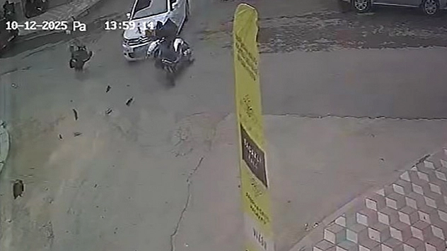 Elazığ'da otomobile çarpan motosikletli havada takla attı