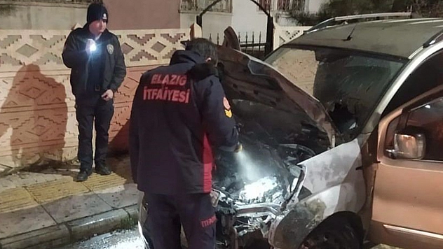 Elazığ'da Park Halindeki Araç Yandı