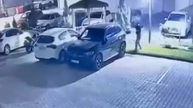 Elazığ'da pes dedirten olay! Aracın camını kırdılar