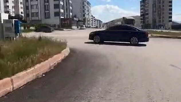 Elazığ'da plakayı gizleyip drift yaptı