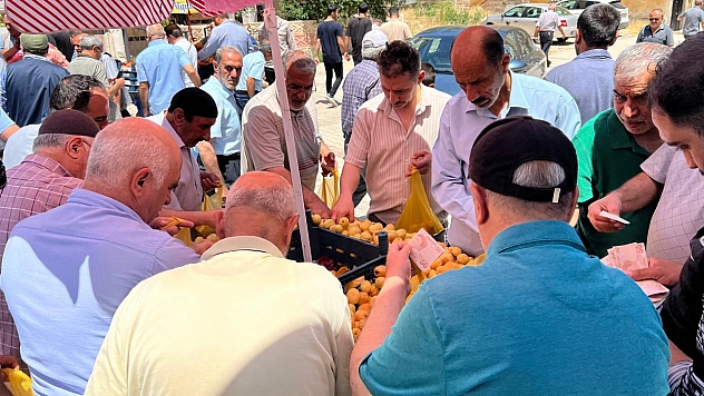 Elazığ'da poşetini alan buraya koşuyor: Taze mahsul, bu fiyata bir daha bulamayacaksınız!