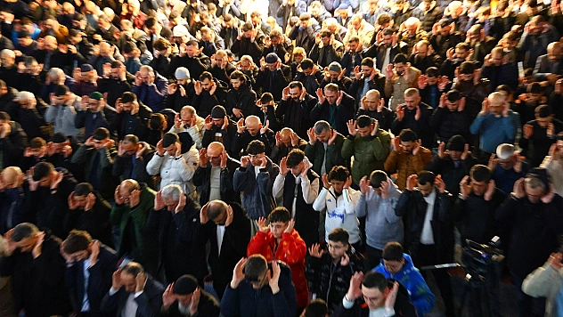 Elazığ'da Ramazan Bayramı namazında camiler doldu taştı