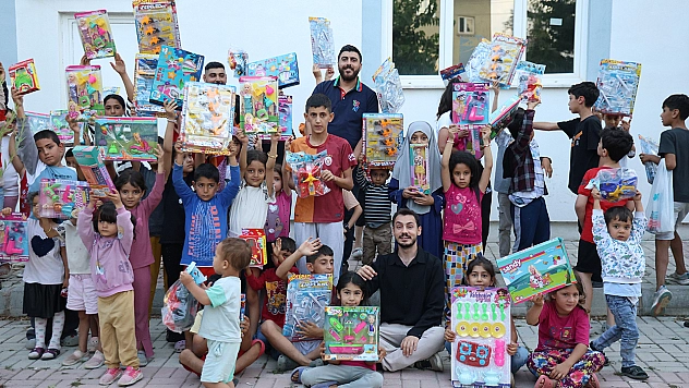 Elazığ'da Rojin Kabaiş anısına, çocuklara oyuncak dağıtıldı