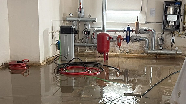 Elazığ'da sağanak yağış, hayatı felç etti