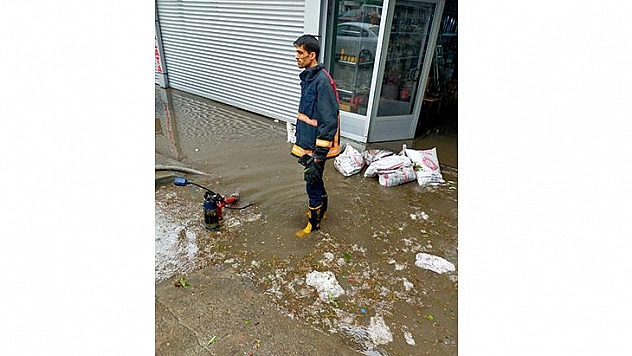 Elazığ'da Sağanak Yağış Sonrası İş Yerlerini Su Bastı