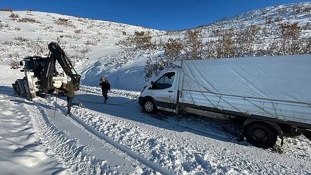 Elazığ'da şarampole düşen pikap kurtarıldı