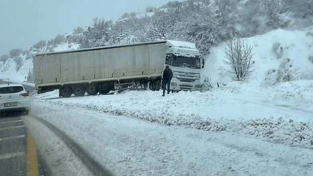 Elazığ'da şarampole kayan tır kara saplandı