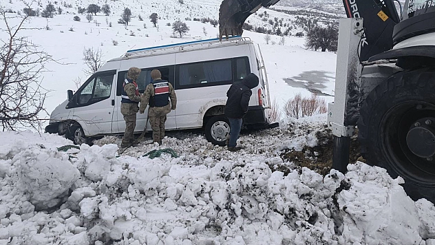 Elazığ'da şarampole sürüklenen minibüs, ekipler tarafından kurtarıldı