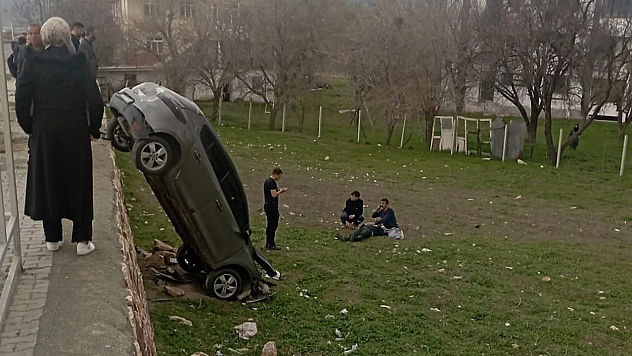 Elazığ'da şarampole uçan araç dik kaldı: 1 Yaralı