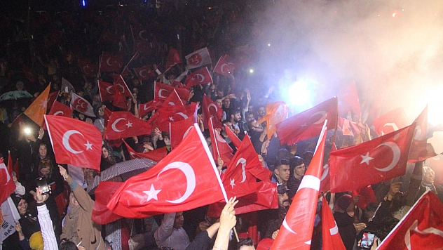 Elazığ'da seçim sonucu coşkuyla kutlandı