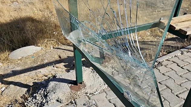 Elazığ'da şehir magandaları durağı hedef aldı!