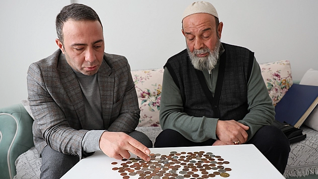 Elazığ'da şehit babası oğlundan kalan koleksiyona gözü gibi bakıyor