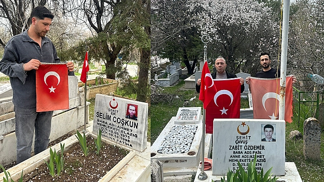 Elazığ'da şehitlikteki bayraklar değiştirildi