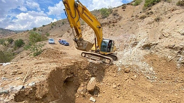Elazığ'da sel ve heyelan nedeniyle bozulan köy yollarında onarım çalışmaları sürüyor