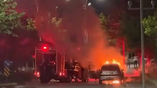 Elazığ'da seyir halindeki araç alev aldı