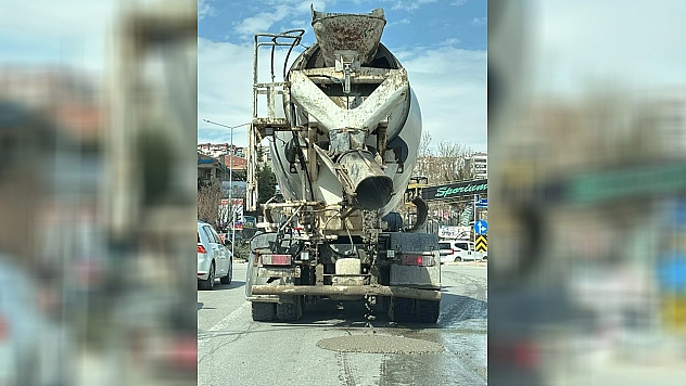 Elazığ'da Seyir Halindeki Beton Mikseri Yolu Betona Buladı
