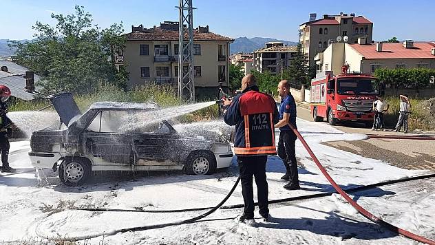 Elazığ'da seyir halindeki otomobil alev aldı