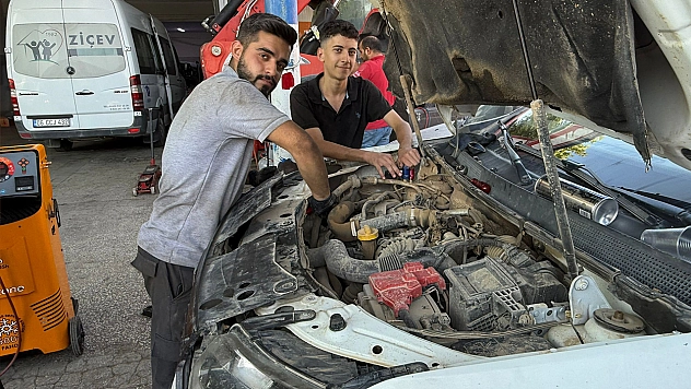 Elazığ'da sıcak hava en çok onlara yaradı: Araç sahipleri saatlerce sıra bekliyor