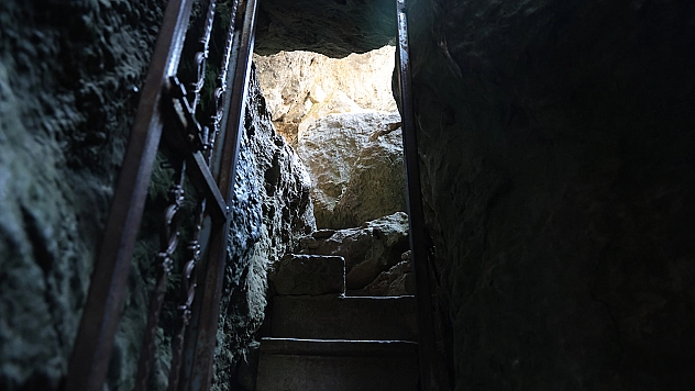 Elazığ'da sıcaktan kaçanların serin sığınağı: Buzluk mağarası