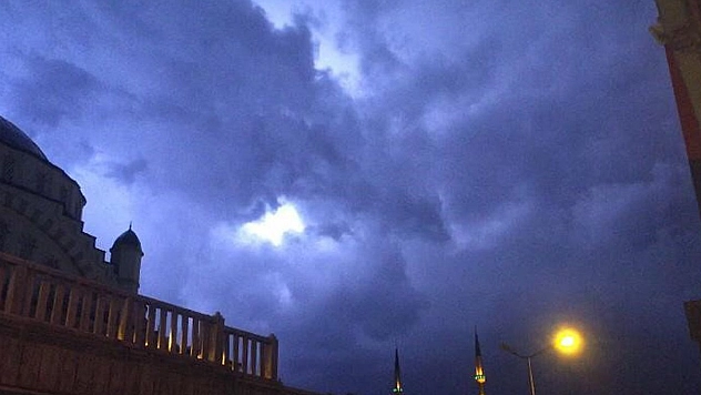 Elazığ'da Şimşekler Geceyi Aydınlattı