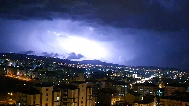 Elazığ'da şimşekler geceyi aydınlattı