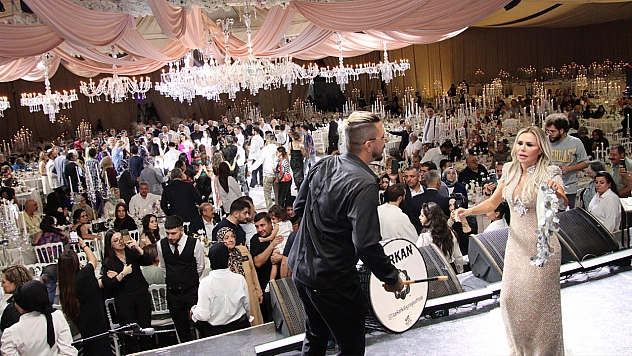 Elazığ'da tarihi düğün: Çayda Çıra gösterisiyle taçlanan geceye 3 bin davetli katıldı