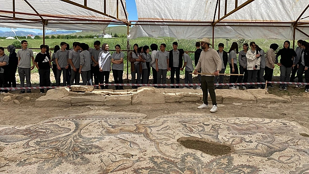 Elazığ'da tarihi mozaiği incelendi