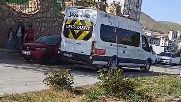 Elazığ'da tehlikeli anlar: Öğrenci servisi metrelerce ters yönde ilerledi