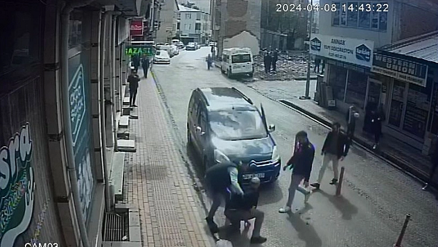 Elazığ'da Ticari Aracın Yayaya Çarpma Anı Kamerada