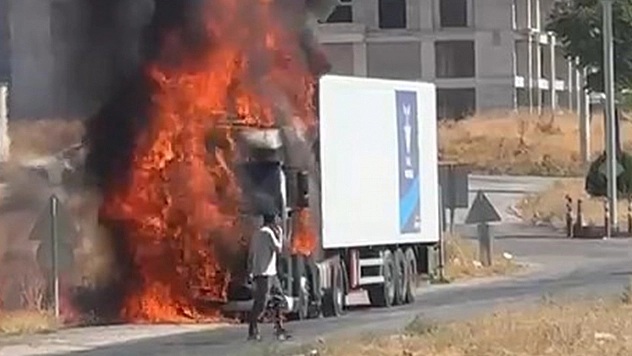 Elazığ'da tır alev topuna döndü