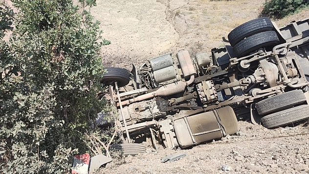 Elazığ'da tır devrildi: 1 yaralı