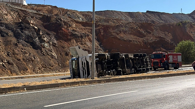 Elazığ'da tır devrildi!
