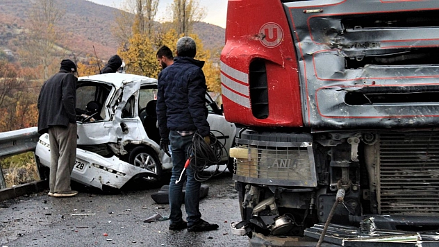 Elazığ'da tır ile otomobil çarpıştı: 2 ağır yaralı