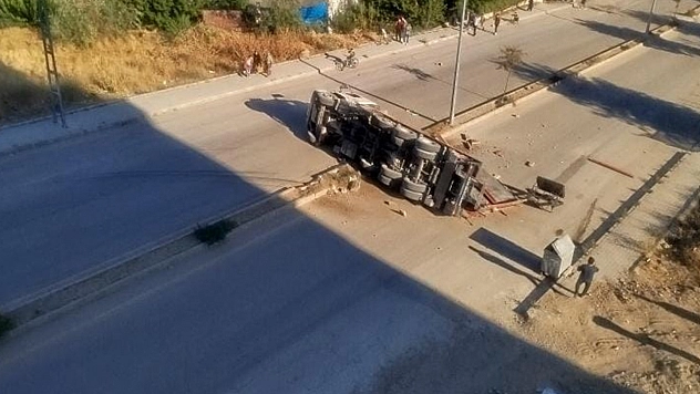 Elazığ'da tır refüje çarparak devrildi