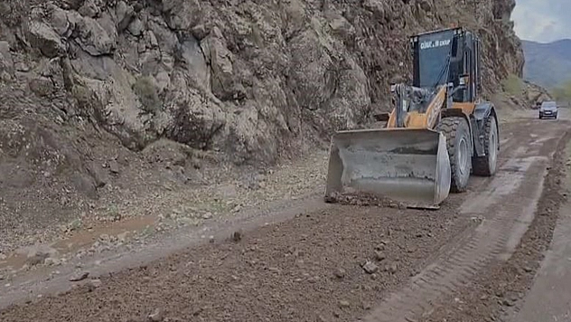 Elazığ'da toprak kaydı, yol kapandı: ekipler seferber oldu