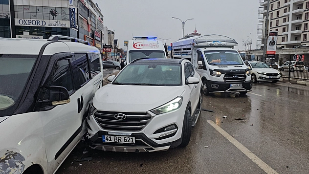 Elazığ'da trafik kazası: 3 araçta maddi hasar oluştu