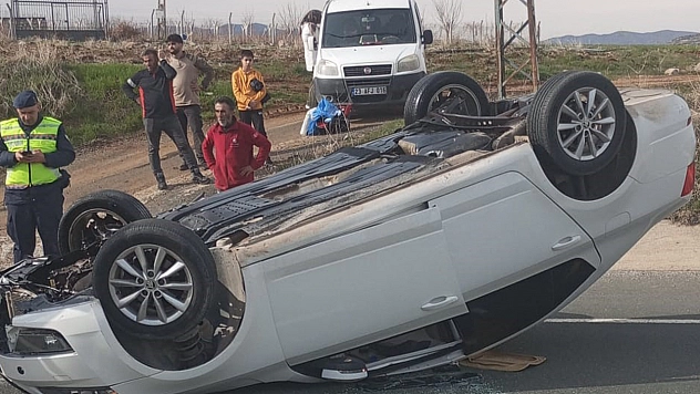 Elazığ'da trafik kazası! Otomobil ters döndü