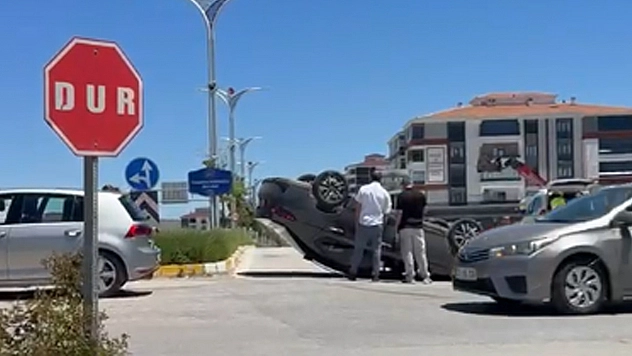Elazığ'da trafik kazası! Otomobil takla attı
