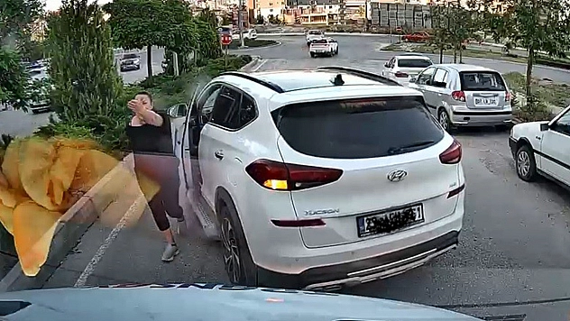 Elazığ'da trafikte gergin anlar: Aracın önünü kesti