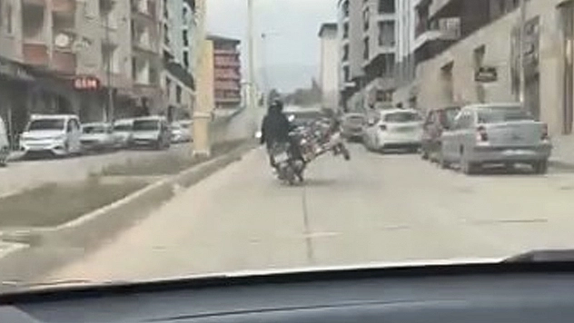 Elazığ'da tüp taşıyan motosiklet sürücüsünden tehlikeli yolculuk