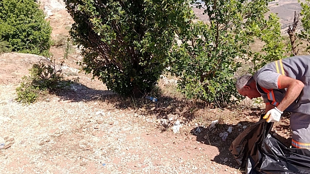Elazığ'da Turizm Bölgesine Atılan Çöpler Ekipler Tarafından Toplandı