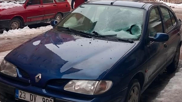 Elazığ'da Üzerine buz düşen aracın camı kırıldı
