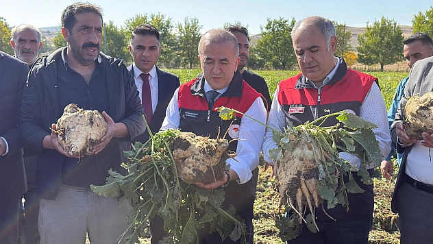 Elazığ'da Vali Hatipoğlu direksiyona geçti, şeker pancarı hasadı yaptı