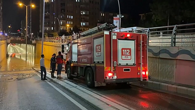 Elazığ'da Vatandaşlar Alt Geçitlerde Mahsur Kaldı