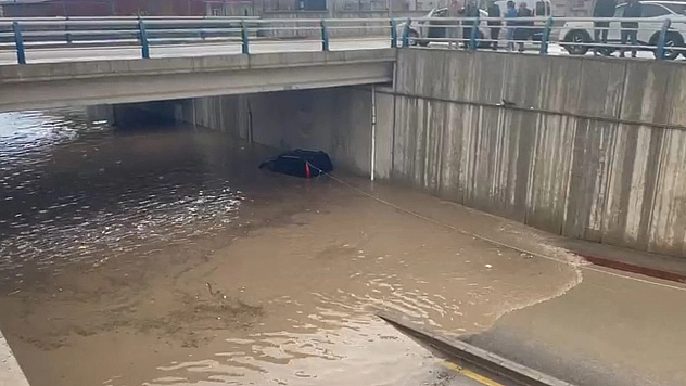 Elazığ'da vatandaşlar alt geçitte mahsur kaldı!