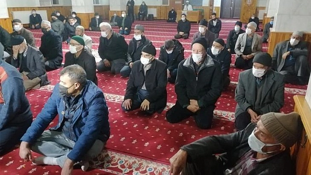 Elazığ'da vatandaşlar sabah namazında buluştu